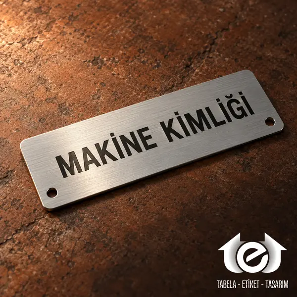 Metal Etiket Üretimi – Fırçalı alüminyum MAKİNE KİMLİĞİ plakasının stüdyo görünümü