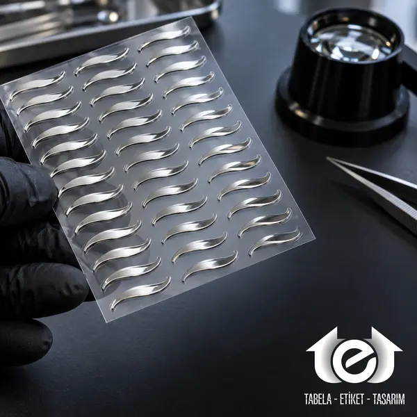 Slim Cut Etiket (Metal Cut, Nikel) – Transfer taşıyıcısındaki çoklu krom metal parçaların kalite kontrolü
