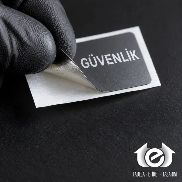 Tesa Etiket (Bantlı Etiket) Üretimi – GÜVENLİK yazılı çok katmanlı filmin taşıyıcıdan ayrılması