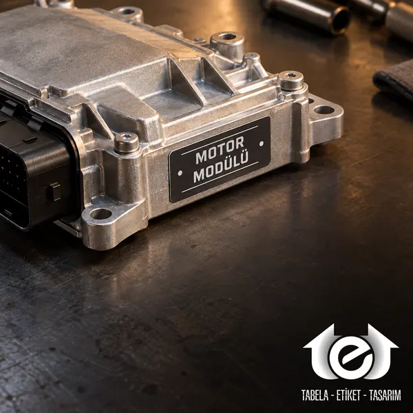 Tesa Etiket (Bantlı Etiket) Üretimi – Otomotiv parçasında MOTOR MODÜLÜ tanımlama etiketi